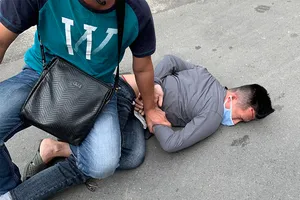 TP.HCM: Hình sự đặc nhiệm nổ súng trấn áp kẻ cướp giật iPhone