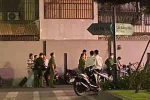 Tân Bình: Người đàn ông ngoại quốc rơi lầu chung cư, tử vong