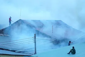 Cháy xưởng lắp ráp loa ở TP.HCM cả khu vực náo loạn