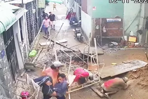 Sập giàn giáo công trình ở Tân Bình, 3 người rơi xuống đất 