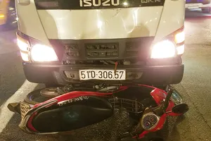 Ô tô tải cuốn xe máy vào gầm, một người tử vong ở Bình Tân