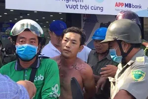 Thanh niên cướp ngân hàng rồi tự thiêu ở Bình Tân