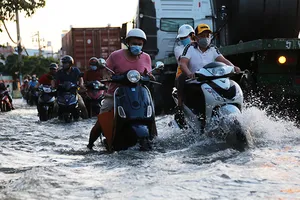 Triều cường dâng nhanh, nhiều đường lại biến thành sông