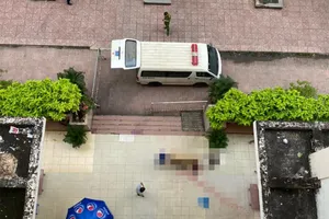Quận 10: Cụ bà sống ở chung cư Ngô Gia Tự rơi lầu tử vong