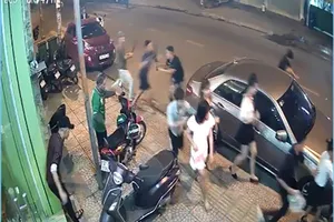 Đi nhầm phòng quán karaoke, thanh niên bị đánh trọng thương