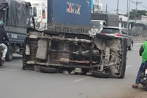 Xe tải bể bánh lật ngang Quốc lộ 1, ùn xe hàng giờ