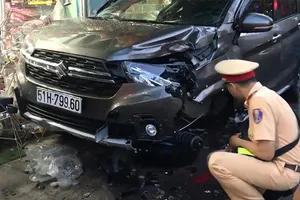 Ô tô ‘điên’ tông liên hoàn, lao vào cửa hàng ở quận 12