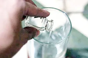 Tài xế mất xe vì ly cà phê của khách