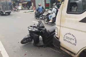 Ô ô tải mất thắng, va chạm liên hoàn với 3 xe khác ở Bình Tân