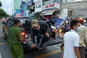 Thanh niên nằm chết cách xe máy 5 mét trên đại lộ Võ Văn Kiệt