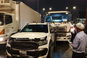 8 xe tông liên hoàn trên cầu vượt An Sương, 2 tài xế mắc kẹt