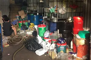 Giám đốc công ty dầu nhớt sản xuất nhớt giả tuồn về miền Tây