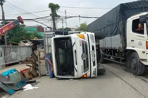 Xe tải chở sắt vụn lật ở Cầu Lớn, nhiều người la hét bỏ chạy