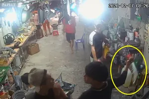 Trêu bạn gái đồng nghiệp sau khi nhậu, bị chém nhập viện