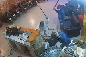 2 thanh niên đến quán chém người do mâu thuẫn trên mạng 