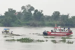 Đến trưa 15-12, việc tìm người mất tích vẫn chưa có kết quả. Ảnh: HT