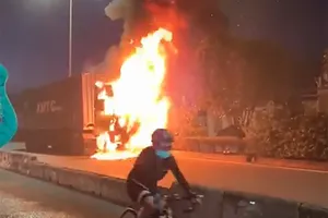 Container cháy trên quốc lộ 22, tài xế thoát chết