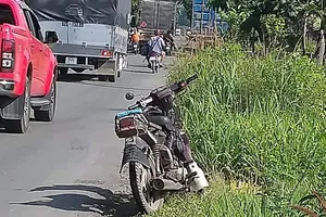 Chiếc xe máy cũ nát được phát hiện gần hiện trường. Ảnh: HT