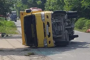 Đang chạy, xe tải rơi bánh, lật nhào trên đường 