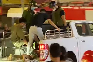 Người đàn ông ngáo đá rượt chém người thân ở quận 6