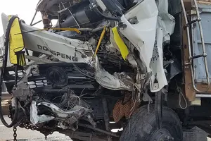 Xe tải tông ô tô đầu kéo ở Bình Chánh, 2 người thương vong