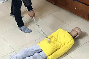 Bé trai 4 tuổi tử vong với đa chấn thương, nghi bị bạo hành