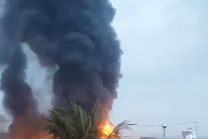 Cháy xưởng bao bì ở Vĩnh Lộc B, khói cao hàng chục mét