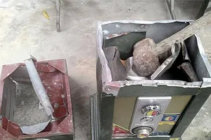 5 kẻ trộm đi ô tô vào nhà dân khuân két sắt ở Gò Vấp