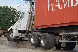Container húc văng khối bê tông phân làn, trúng người đi đường