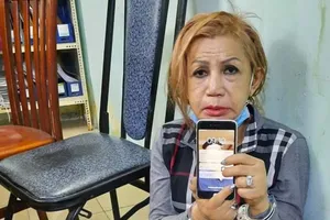Bắt kẻ trốn nã có 8 tiền án, giả gái đi giật iPhone ở TP.HCM