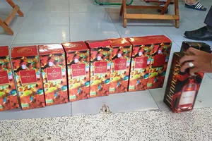 Phát hiện 'xưởng' làm rượu giả Chivas, Hennessy ở quận 12