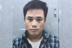 Trộm thẻ visa của cô gái bán dâm rồi mua iPhone 12 Pro