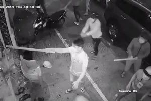 Nhóm người cầm dao tự chế đập phá đồ đạc ở Bình Tân