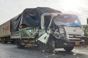 Tông xe tải trên Quốc lộ 1, giao thông kẹt cứng