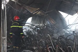 Bình Dương: Người dân phá tường thoát khỏi đám cháy