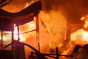Xưởng gỗ gần ngàn mét cháy rực trời ở quận 12