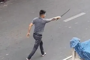 Va chạm giao thông, thanh niên cầm kiếm dài tìm đối thủ