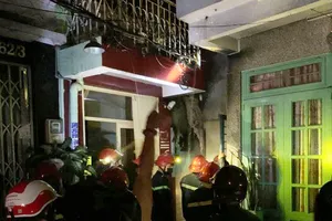 Quận 10: Cháy nhà nhiều tầng lúc 0 giờ sáng, 7 người mắc kẹt