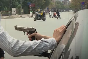 TP.HCM: Đi ô tô nổ súng vào nhóm thanh niên đứng ven quốc lộ