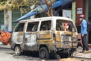 Xe ô tô đang dừng sửa bốc cháy ngùn ngụt, lan sang nhà dân