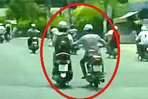 Công an truy tìm nghi phạm cướp giật xăm hình rồng trước ngực