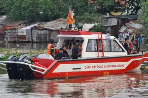 Cô gái trẻ nhảy cầu Chữ Y trong ngày 29 Tết