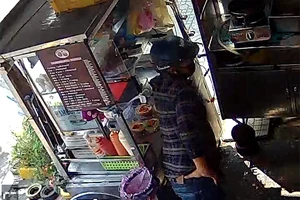 Gã trộm vờ mua hamburger để trộm iPhone ngày mùng 5 Tết