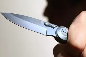 Cướp xe, cầm dao kề cổ trẻ em, đâm người giải cứu