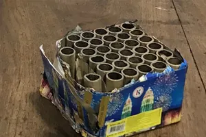 Mang pháo ra đốt ở trung tâm TP.HCM thì gặp công an 