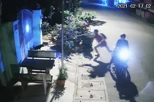 Thản nhiên dùng chĩa chích điện bắt chó ở Củ Chi