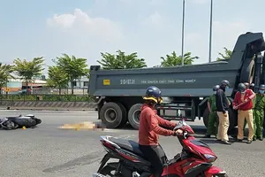 Hai người phụ nữ đi xe máy va chạm xe ben, một người bị cán 