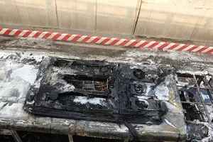 Hình ảnh xe buýt cháy trơ khung trong hầm chui An Sương