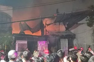 Cháy vựa phế liệu ở Bình Tân, thiêu rụi đồ bên trong