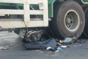 Xe container nổ lốp, tông sập tường, cán nát xe máy ở Bình Tân